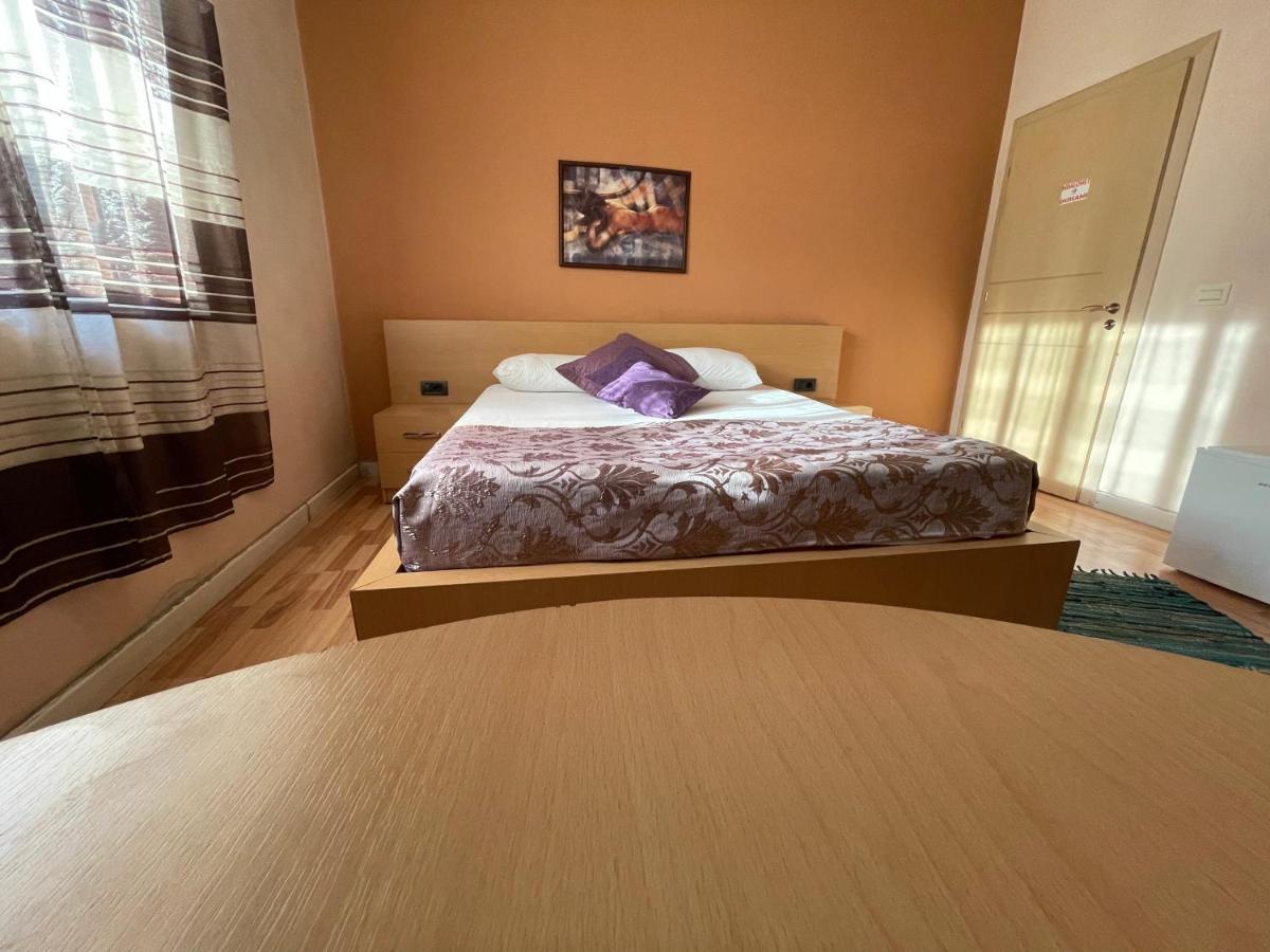 Algo Hotel Tirana Esterno foto